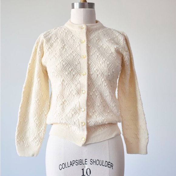 Vintage 1970s Elegant Cream Cable Knit Sweater / Cardigan Small - Picture 2 of 8